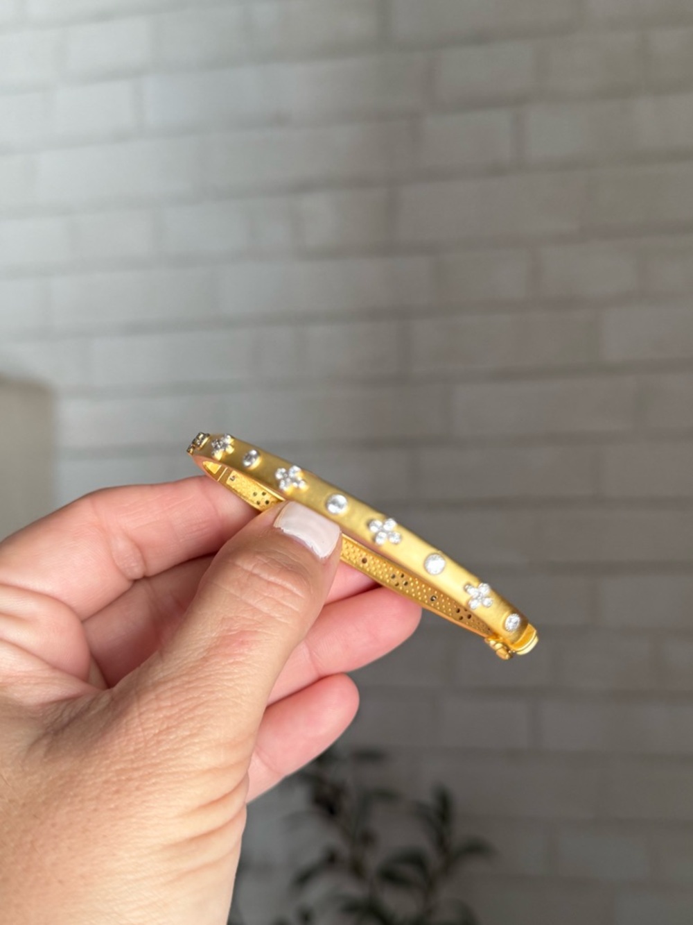 Freida Rothman 925 Gold Clover oval hinge Bangle - Picture 5 of 6